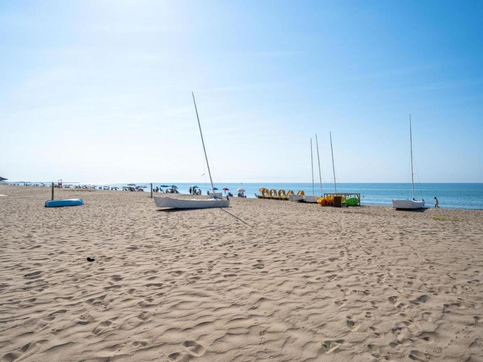 In With Shared Pool And Close To The Beaches Сasa de vacaciones *
